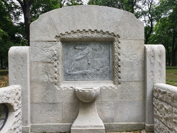 Restaurētais Erhardu dzimtas kapa piemineklis. Fotofiksācija 2020. gada augustā.